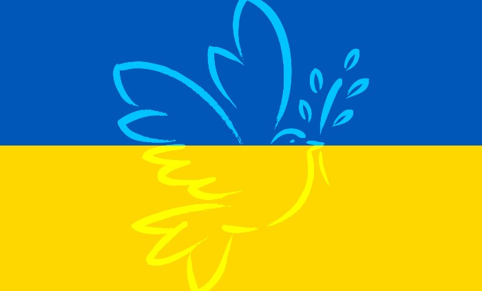 blau-gelbe Ukraine Flagge mit Friedenstaube