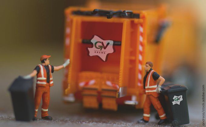 Spielzeug-Müllabfuhr mit LKW, 2 Männern und Mülltonnen